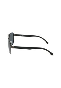 Occhiali da sole neri con una montatura in plastica elegante, lenti scure e aste sottili e curve. Presenta un accento metallico sulla montatura.