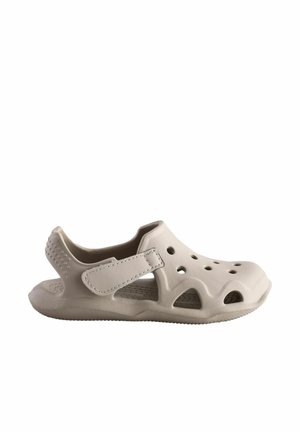 Hellbeige Slip-on-Sandale mit verstellbarem Riemen, perforiertem Obermaterial zur Belüftung, strukturierter Sohle und offenem Fersendesign.