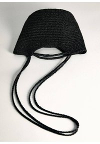 Schwarzer geflochtener Hut mit rundem Oberteil, Kinnbändern und strukturierter Oberfläche. Verfügt über ein einfaches, minimalistisches Design ohne Verzierungen.