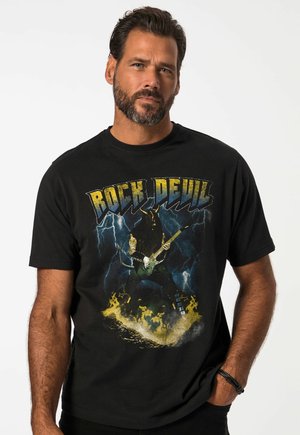 Schwarzes Baumwoll-T-Shirt mit einem bunten "Rock Devil" Grafikdruck einesFigures mit einer E-Gitarre, vor einem stürmischen Hintergrund.