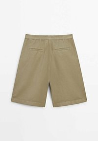 Shorts kaki à texture lisse, dotés de deux poches arrière, coupe droite, et ourlets cousus. Vue de dos montrant un design sur mesure.