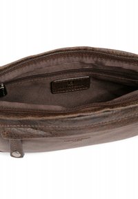 Borsa in pelle marrone con finitura testurizzata, chiusura con zip e fodera in tessuto. Include un'etichetta del marchio cucita all'interno. Forma compatta e rettangolare.