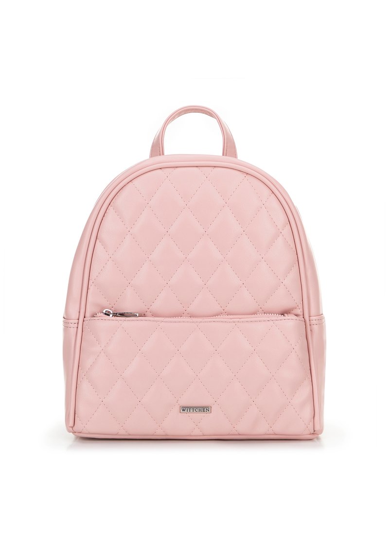 Růžový prošívaný batoh vyrobený z umělého materiálu, s kulatým vrchem, přední kapsou na zip a malou rukojetí na vrchu.