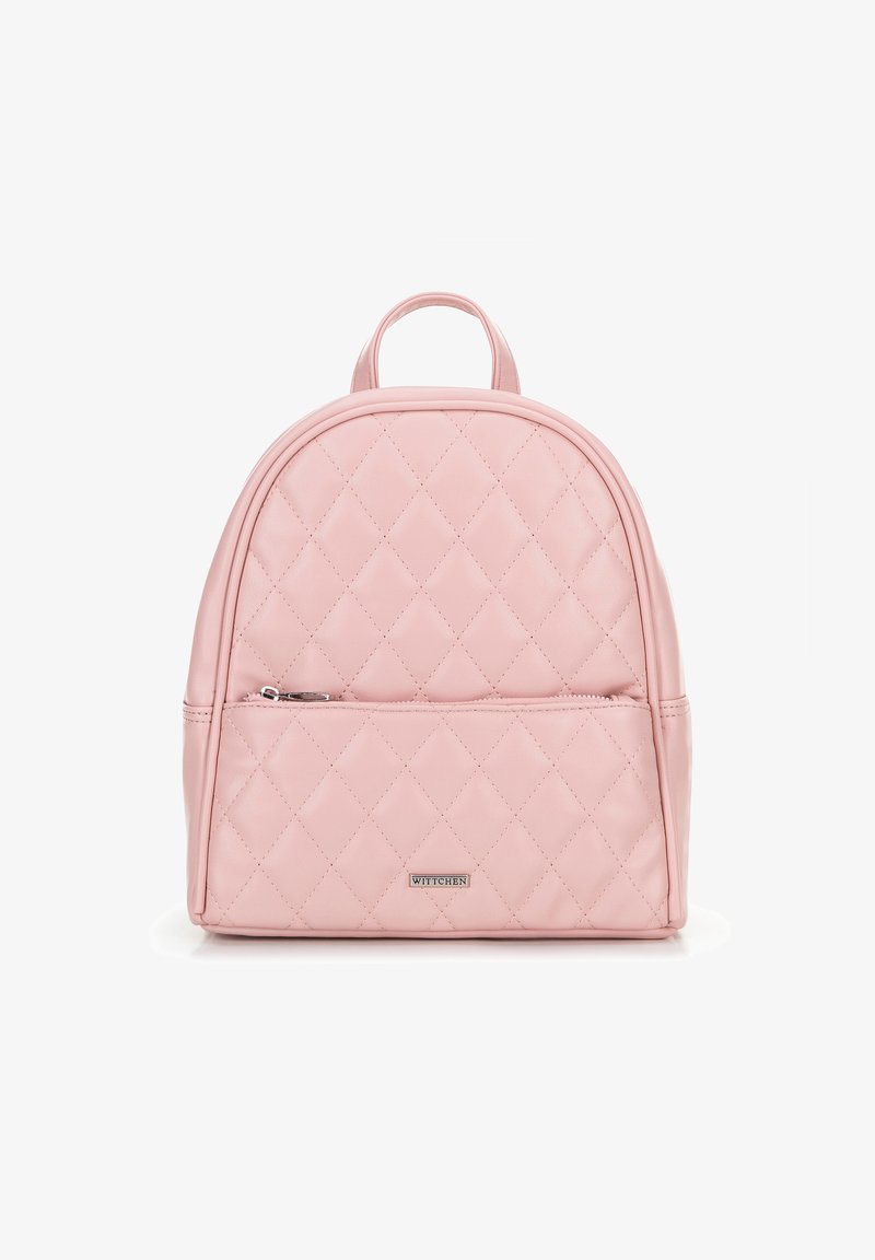 Růžový prošívaný batoh vyrobený z umělého materiálu, s kulatým vrchem, přední kapsou na zip a malou rukojetí na vrchu.