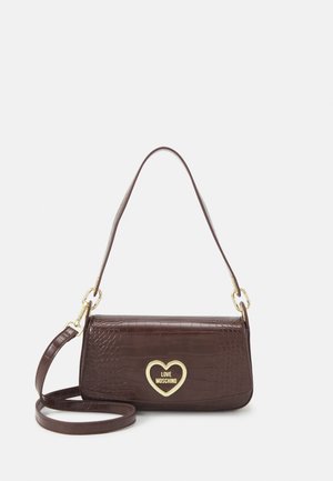 Dunkelbraune Schultertasche aus Kroko-Leder mit goldenem Herz-Emblem und der Aufschrift "Love Moschino" sowie verstellbarem Träger vor weißem Hintergrund.