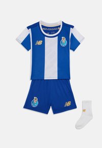 Camisola de futebol azul e branca com mangas curtas, apresentando o logótipo do clube bordado e detalhes em dourado. Inclui calções a condizer e uma meia branca.
