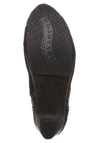 Suela exterior de goma negra con patrón de agarre texturizado, presenta el nombre de la marca "Softclox" y la talla "37" en relieve. Bordes suaves y diseño robusto.