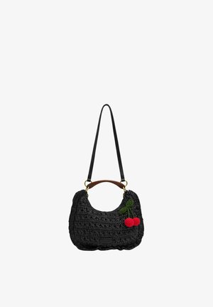 Borsa nera all'uncinetto con manico marrone e tracolla lunga, decorata con una ciliegia rossa e foglie verdi sul davanti.