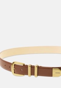 Ceinture en cuir marron à texture lisse, avec une boucle en métal doré et deux accents décoratifs en métal. Logo "GUESS" visible sur le cuir.
