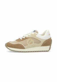 Tan en beige hardloopschoenen van suede en synthetische materialen. Voorzien van een contrasterende witte hiel en een gestructureerde rubberen outsole voor grip.
