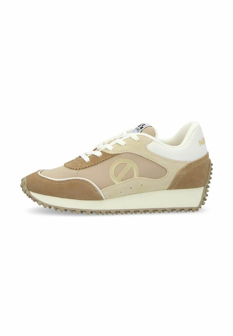 Tan en beige hardloopschoenen van suede en synthetische materialen. Voorzien van een contrasterende witte hiel en een gestructureerde rubberen outsole voor grip.