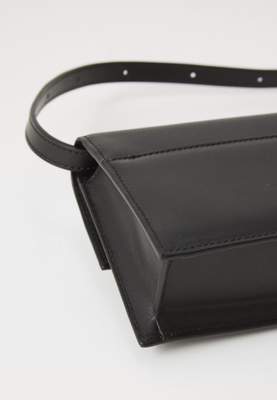 Borsa a tracolla in pelle nera con un design strutturato, forma rettangolare piatta e una sottile tracolla regolabile. Presenta linee pulite e cuciture a vista.