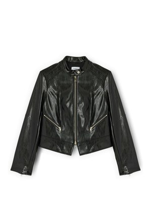 Veste en cuir noire avec fermeture éclair frontale, col à boutons-pression, poches inclinées zippées et manches longues sur fond blanc.