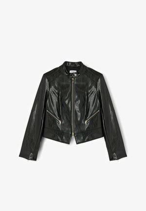 Veste en cuir noire avec fermeture éclair frontale, col à boutons-pression, poches inclinées zippées et manches longues sur fond blanc.