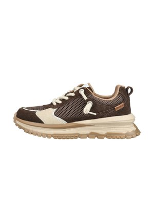 Brun og beige sneaker med mesh- og ruskindspaneler, tyk tekstureret sål, hvide snørebånd og hæl-løftetap vist i sideprofil.