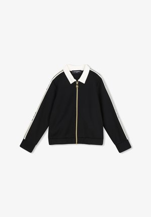 Veste noire zippée avec col blanc et bande blanche le long des manches sur fond blanc.