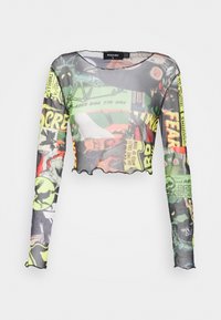 Durchsichtiger Crop-Top mit langen Ärmeln, das lebendige Comic-Grafiken in Grün, Gelb und Rot zeigt. Der roher Saum sorgt für Textur.