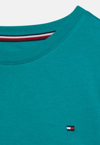 Tommy Hilfiger TEE UNISEX 2 PACK - T-shirt básica - maui green/petrol blue