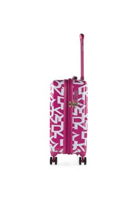 Maleta dura con ruedas en un brillante color rosa con letras gráficas blancas. Cuenta con un mango telescópico y cuatro ruedas negras para mayor movilidad.