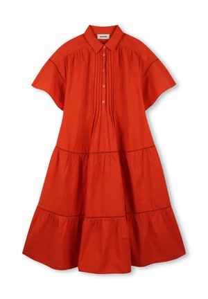Robe rouge à manches courtes à volants avec col, patte de boutonnage devant et détails décoratifs de coutures horizontales.
