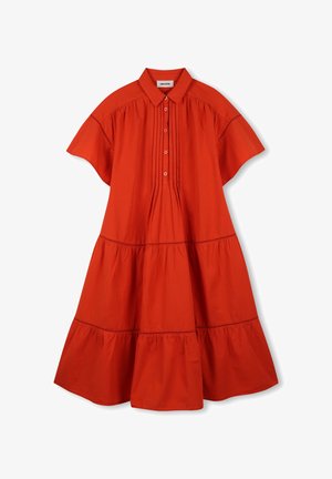Robe rouge à manches courtes à volants avec col, patte de boutonnage devant et détails décoratifs de coutures horizontales.