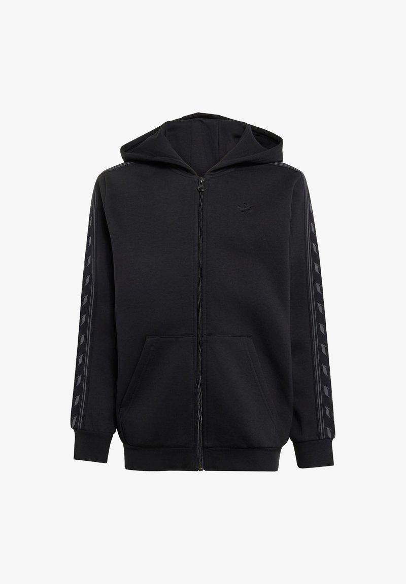 Sweat à capuche noir zippé avec poches avant et capuche, avec des bandes à motifs sur les manches et un logo discret sur la poitrine.