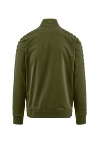 Giacca zip-up verde oliva realizzata in tessuto liscio. Presenta un colletto alto, maniche lunghe e dettagli decorativi lungo le maniche.