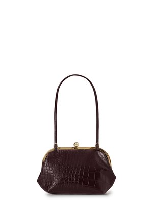 Borsa a tracolla in pelle marrone scuro con texture coccodrillo, chiusura con cornice dorata e una singola tracolla lunga.