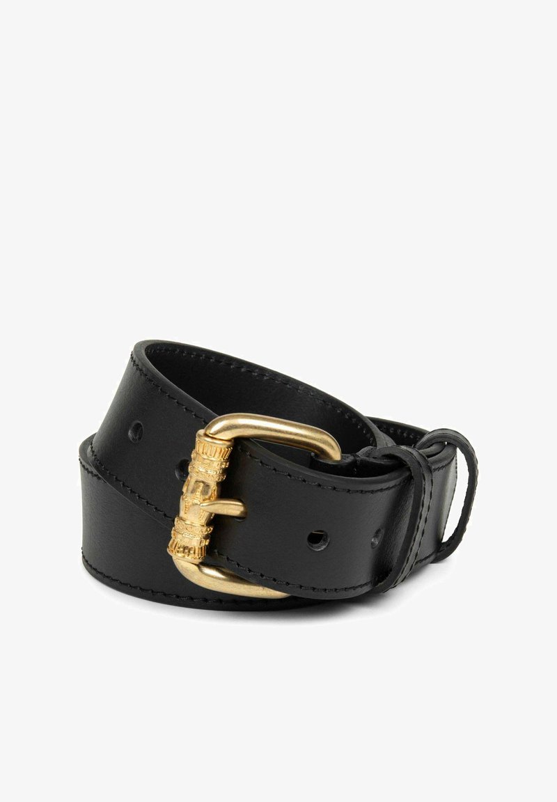 Zwarte leren riem met een gouden gesp met een textuurontwerp en meerdere gaten voor aanpasbare maat.