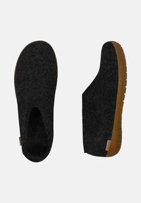 Scarpe slip-on nere in feltro con punta arrotondata, suola in gomma e design con ritagli. Presentano una superficie texture e un dettaglio di branding minimalista.