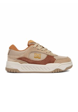 Beige en bruine sneaker van het merk DC met veters, een gestructureerde zool en een gevoerde kraag, gezien van opzij op een witte achtergrond.