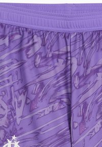 Pantaloni sportivi viola con vita elasticizzata, caratterizzati da un motivo astratto dinamico in tonalità più chiare di viola e con un leggero luccichio.