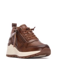 Zapatilla de cuero marrón con diseño de cordones, cremallera lateral y suela gruesa color crema. Presenta acentos texturizados y una lengüeta.