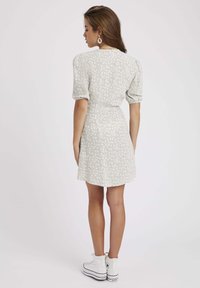 BZB CACHE COEUR IMPRIMÉE FLORAL - Robe de jour - vert clair