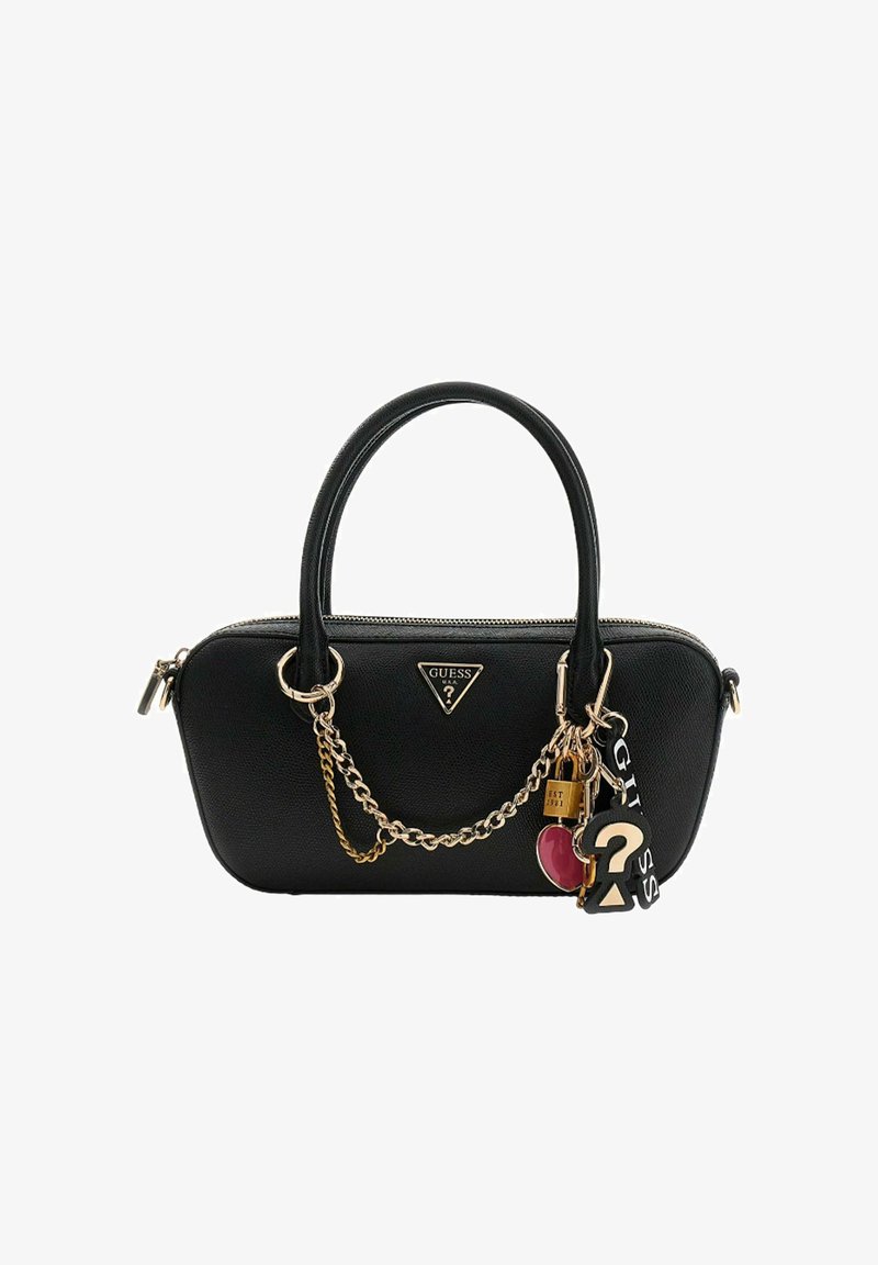 Sac à main en similicuir noir avec ferrures dorées, double poignées et une chaîne décorative. Comprend un logo triangulaire et des accents de porte-clés colorés.