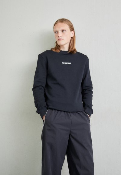 Han Kjøbenhavn BASIC LOGO CREWNECK UNISEX - Φούτερ - black