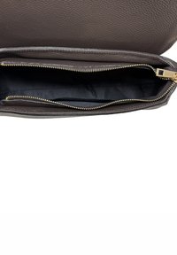 Portafoglio in pelle marrone aperto che mostra il vano principale vuoto e una cerniera dorata su sfondo bianco.