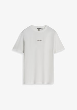 Camiseta blanca de manga corta con cuello redondo y pequeño logotipo de texto "MORATO" centrado en el pecho.