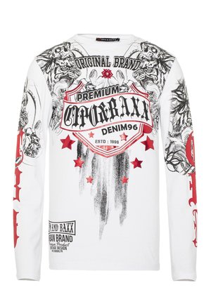 Langärmliges weißes Hemd mit kräftigen schwarzen und roten Grafiken, einschließlich Text, Sternen und filigranen Designs an den Ärmeln mit einer sanften Textur.