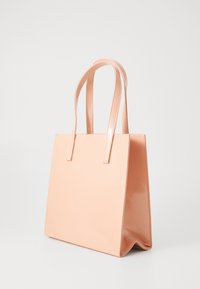 Glatt ferskenfarget tote bag med rektangulær form, to flate håndtak og åpen toppdesign. Laget av glatt syntetisk materiale.