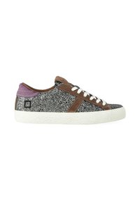 Sneaker ricoperto di glitter con accenti in suede marrone, lacci bianchi e suola bianca testurizzata. Dettaglio viola sul tallone.