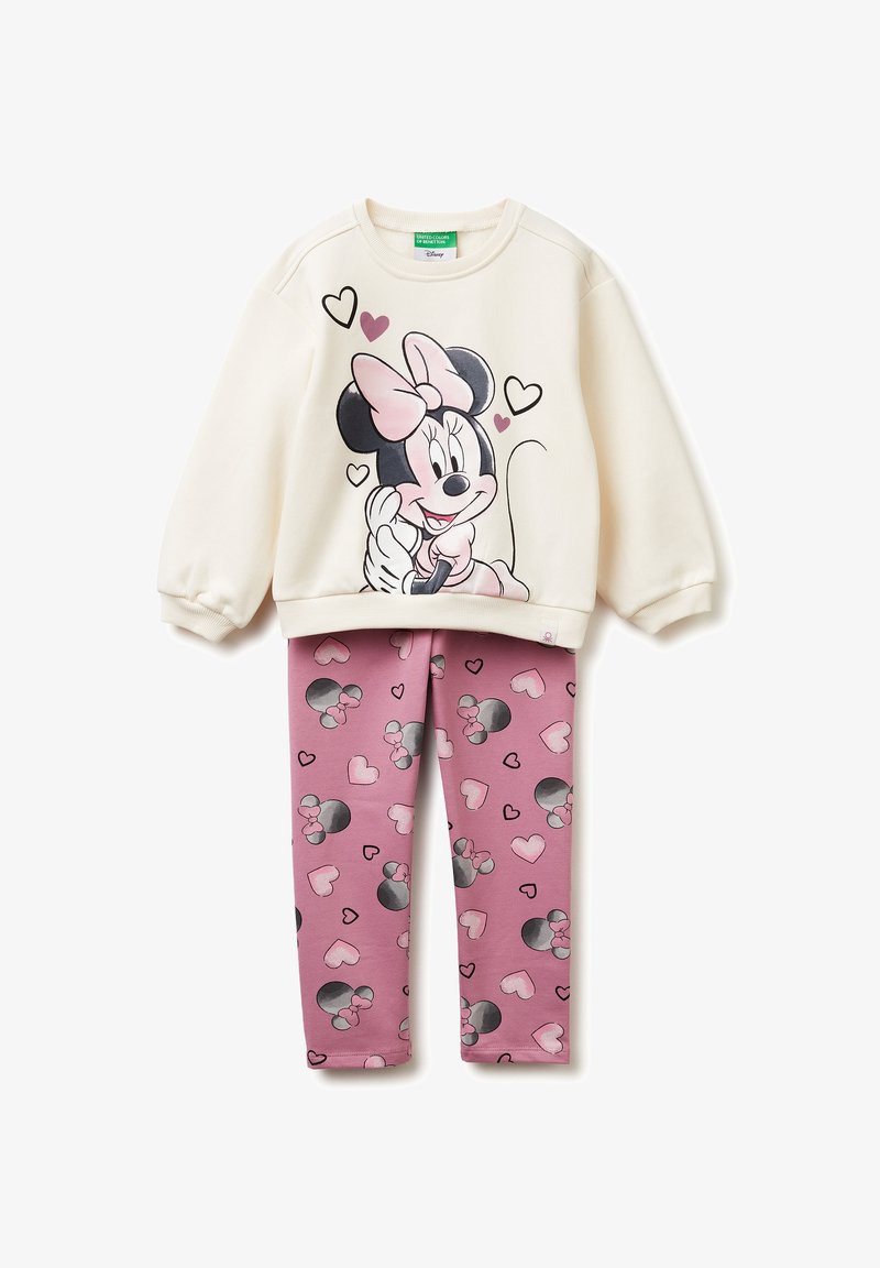 Krémová mikina s motivem Minnie Mouse s grafikou srdcí v kombinaci s růžovými legínami s motivy srdcí a postaviček, vyrobená z měkké tkaniny.