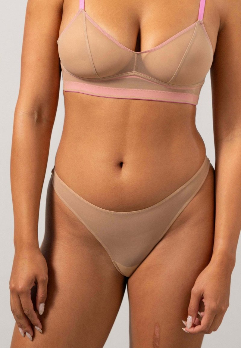Beige Bralette mit pinken Akzenten aus glattem, dehnbarem Stoff; kombiniert mit passenden, tief sitzenden Bikiniunterhosen bieten beide minimalen Schutz.