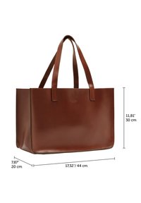 Sac cabas en cuir marron avec deux bretelles d’épaule, forme rectangulaire et dimensions 44 par 30 par 20 centimètres sur fond blanc.