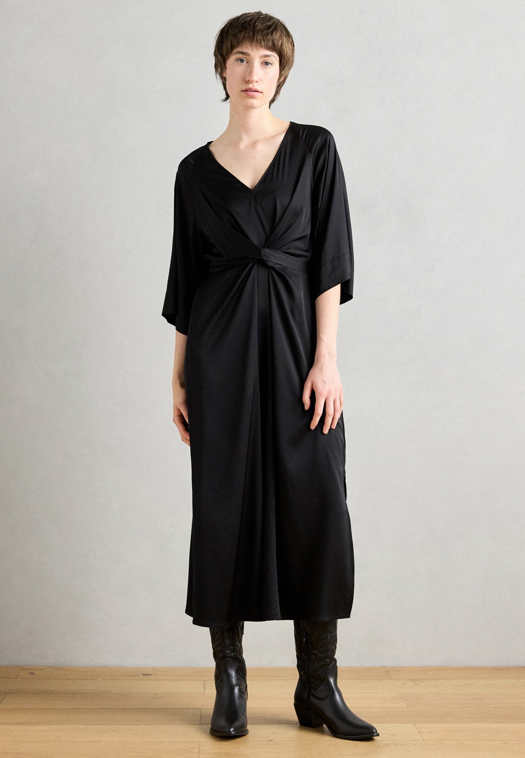 Robe Une Ligne En Satin Noir Avec Détail Gris - Taille Medium (8-10) - Occasion Très Bon état