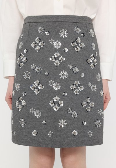 Grått skjørt med skreddersydd passform, prydet med varierte paljettblomster i sølv og svart, teksturert stoff og knelangt design.