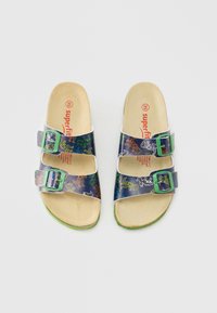 Sandali aperti colorati con tomaia blu navy con vari motivi animalier, doppia fibbia verde e soletta marrone chiaro con suola verde.