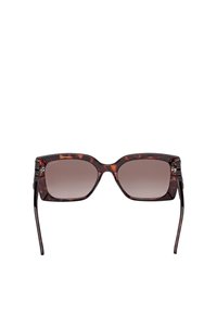 Gafas de sol carey con forma cuadrada, lentes marrones degradados y varillas delgadas con acentos metálicos en las bisagras.