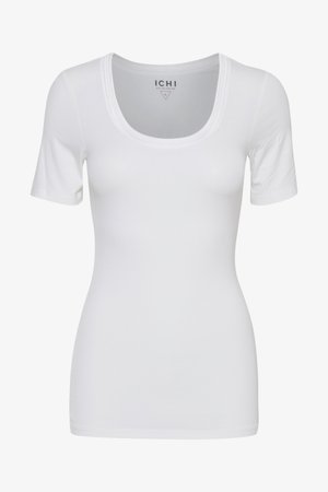 Bela kratka majica s kratkimi rokavi in širokim izrezom, prilegajoča se kroja in gladke teksture. Narejena iz raztegljive tkanine za udobje. Oznaka blagovne znamke je vidna.