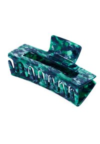 Grön och blå marmorering akryl hårklämma. Böjd, avlång design med öppna spår och en centralt förskjuten sektion för grepp. Slät textur.